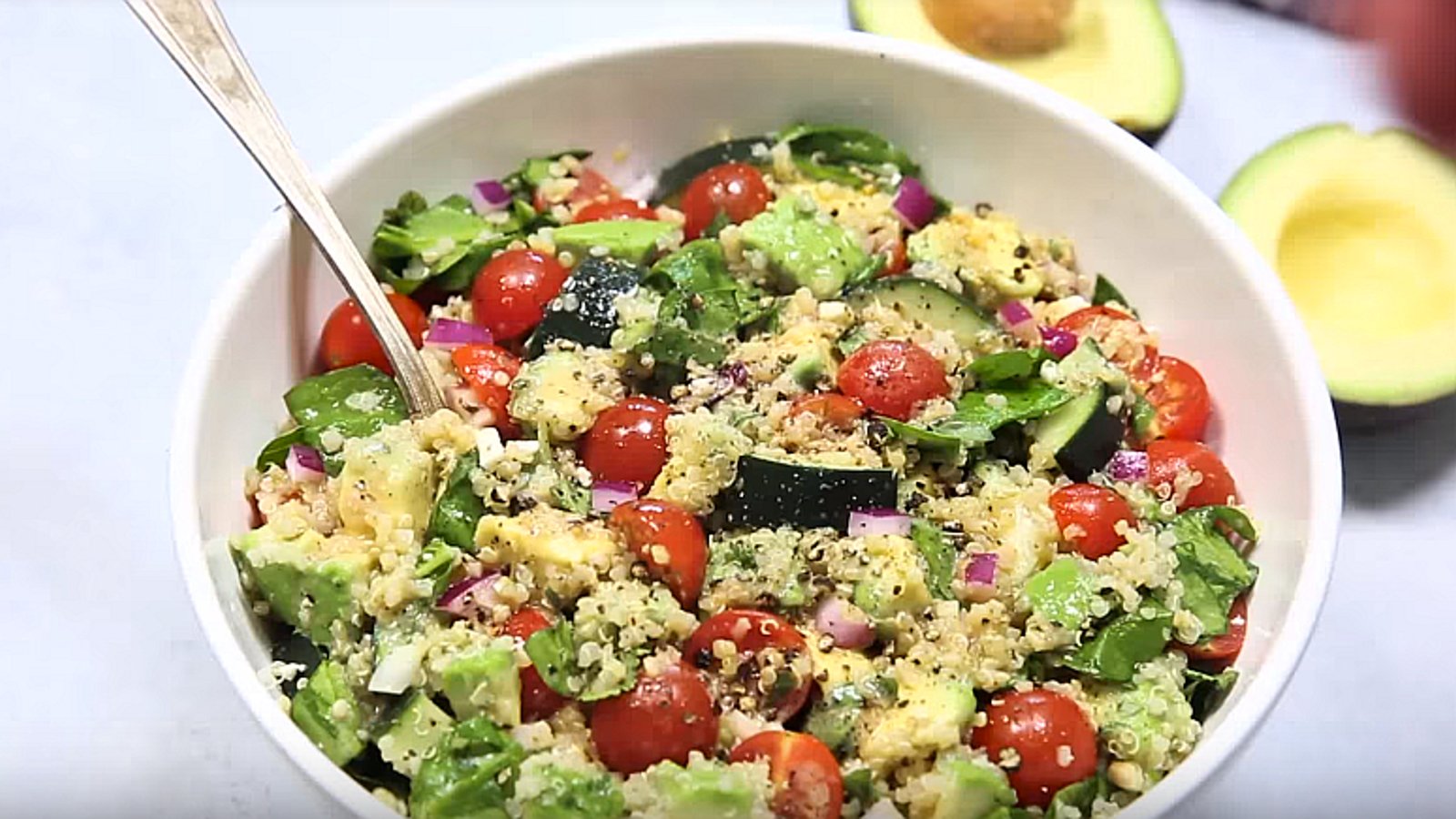 Salade au quinoa et à l'avocat prête en 15 minutes