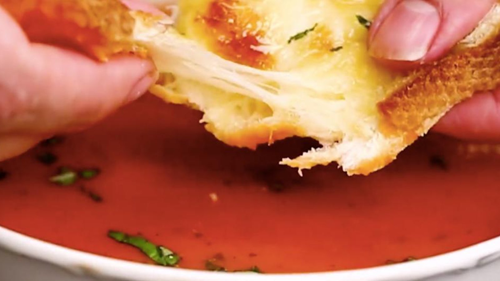 Soupe à la tomate crémeuse et pain à l'ail gratiné