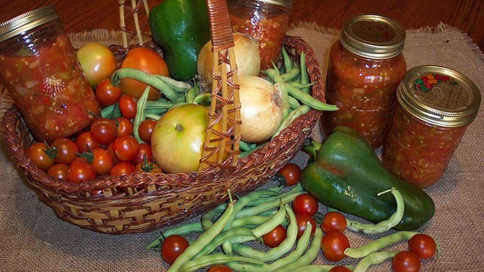 Avec vos récoltes de tomates, faites ces 3 recettes de conserves de salsa à savourer toute l'année!