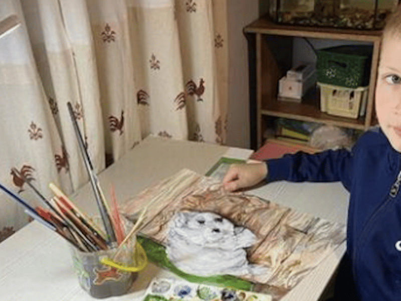 À 9 ans seulement, il crée des tableaux incroyables