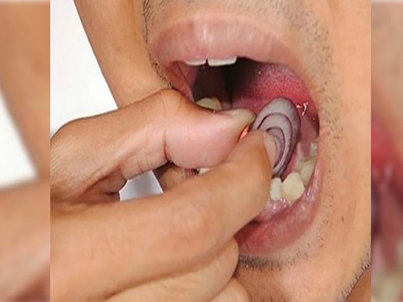 Placez une tranche d'oignon sur vos dents... Un soulagement garanti en un instant!